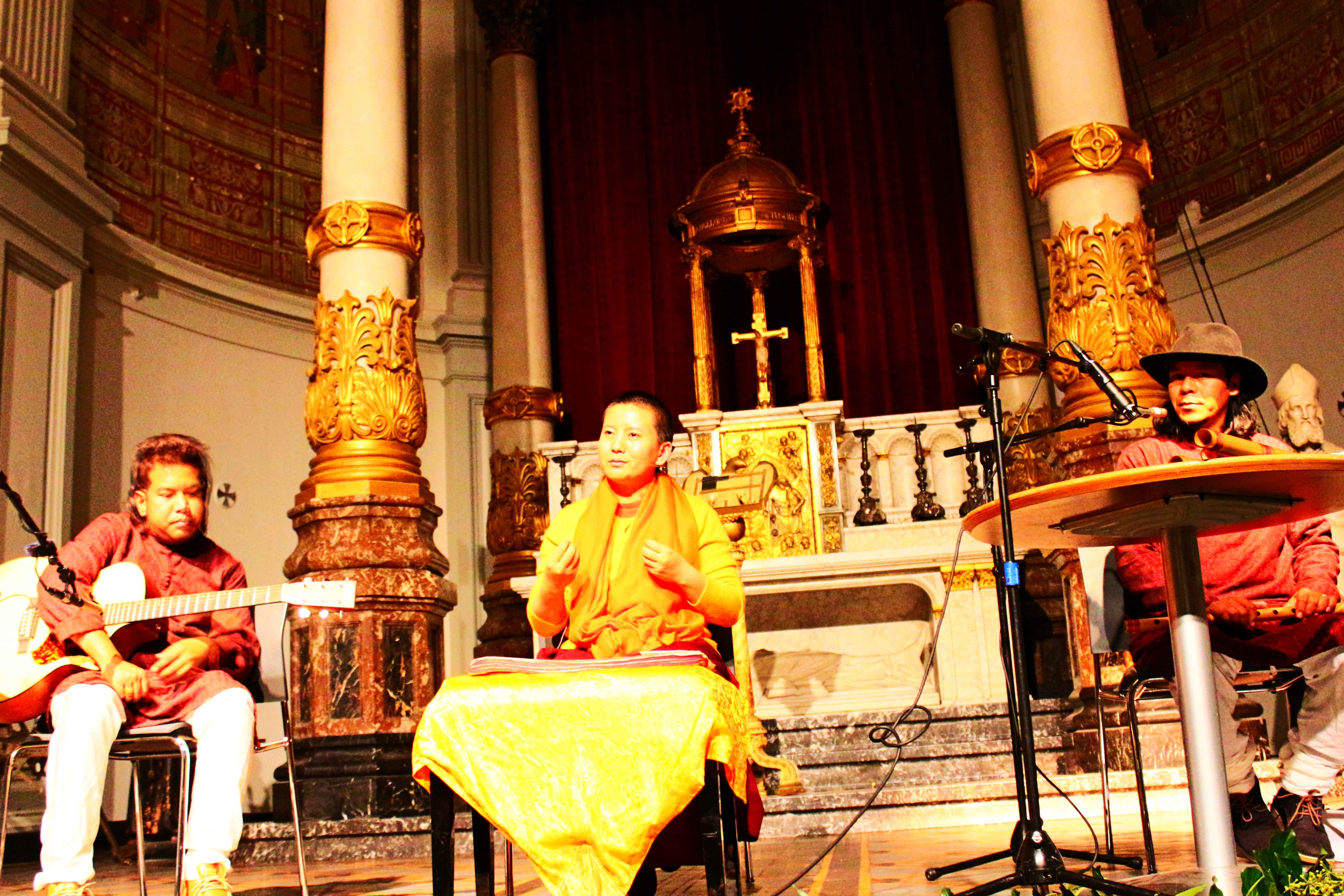 Ani Choying Dolma koos ansambliga mantrakontserdil Amsterdamis Kerk de Duif'is 16. novembril 2014. 