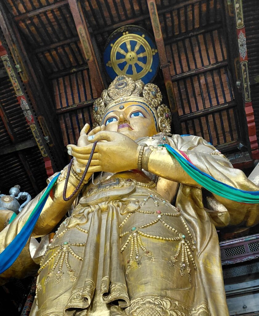 Seisva kaastundebuda Avalokiteshvara hiigelkuju Ulaanbaataris Gandani kloostri peatemplis. Foto: Roy Strider, Ilmavald OÜ